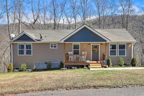 Leicester House | Smoky Mountains Leicester Home with Deck!