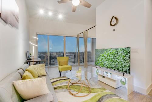 Cedars Apartment | Snappy loft style 2BR I Gym I Parking I Workspace