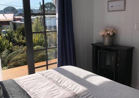Strahan Bed & Breakfast | Sneaky Peek Cottage