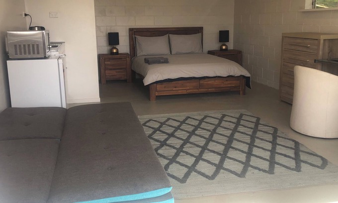 Omapere Apartment | Sneezle Beezle Studio Apartment
