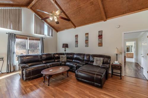 Columbia Villa | Snow Creek Retreat 20 minutes south of Franklin