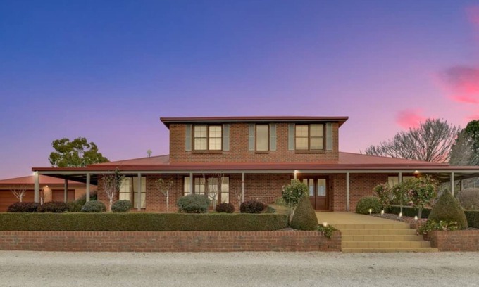 Canobolas House | Snowline - Ultimate Getaway, Pool, Sleeps 16
