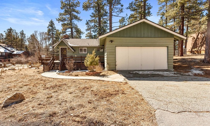 Whispering Forest Cabin | Snowridge - Walk to Oktoberfest & Snow Play, Fireplace, Deck, Barbecue