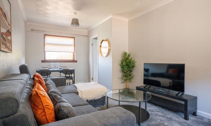 Falkirk House | Snug Modern Home in Falkirk
