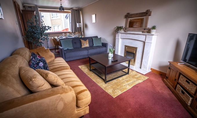 Motherwell House | Snug Modern Home in Motherwell