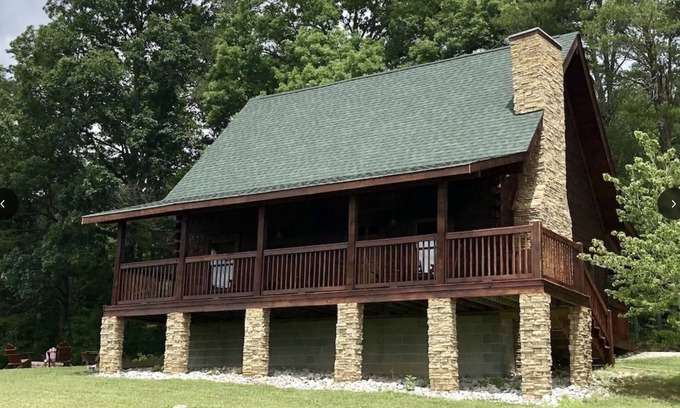 Spencer Cabin | Snuggle up in our 2/2 cozy cabin w/hot tub. The perfect Fall getaway! n