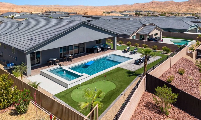 Mesquite Apartment | Soak and Swim Mountain Views by J and Amy 992400