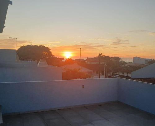 Guaratuba House | Sobrado Novo n 02 com Terraço Panorâmico e Churrasqueira - 4 min a pe ate a Praia - Condomínio Sobre as Ondas