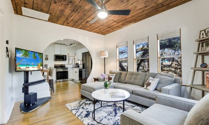 Bouldin House | SoCo | Creekside Bungalow - Portoro
