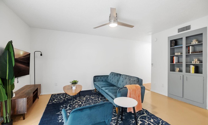 Travis Heights Apartment | SOCO Park Creek View | Free Pkg