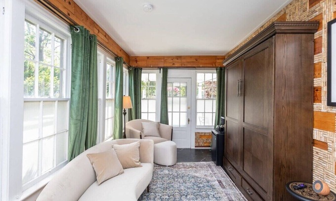 Luray House | Sojourn at The Legacy Inn-The Bonnie & Clyde Suite