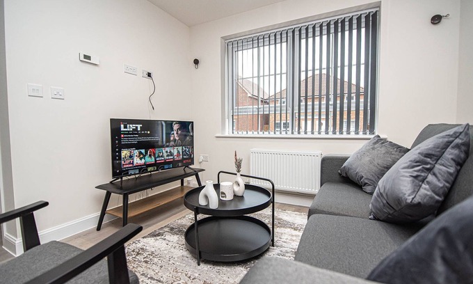 Doncaster House | Solid Mirror Modern Riverside Home, Doncaster