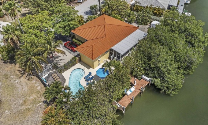 Marathon House | Sombrero Beach -Heat or Chill Pool -Tiki bar,fire pit & dock boat-50ft & Pets Ok
