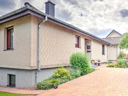 Pombsen Apartment | Sonnige Wohnung in Bad Driburg mit Garten