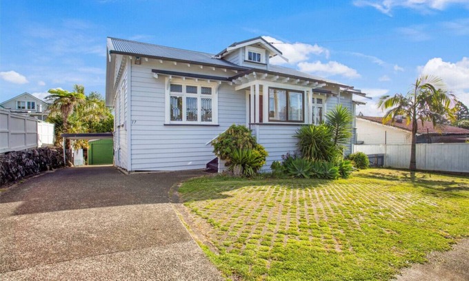 Mount Eden House | Soothe Serenity Mt Eden Villa with Parking