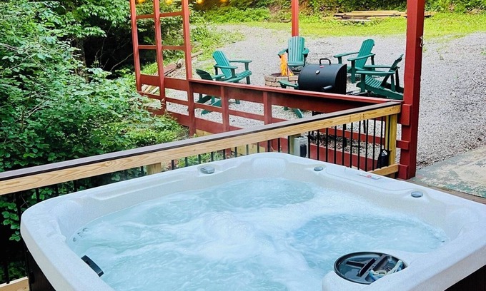 Slaty Fork Cabin | Soothing 4-bedroom cabin with Hot tub in Minehaha Springs