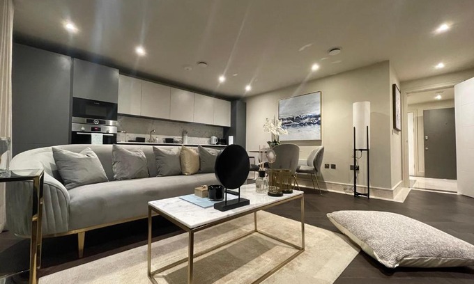 Chigwell Apartment | Sophisticated 1BR, 1 BA Chigwell Designer Flat CHCL F2