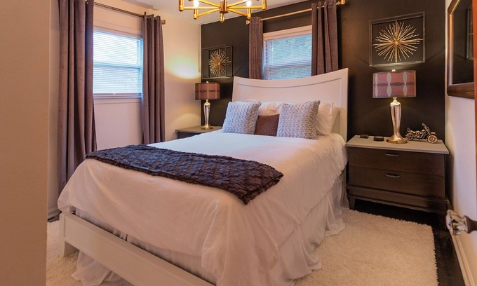 Detroit House | Sophisticated and Center of Metro-Detroit