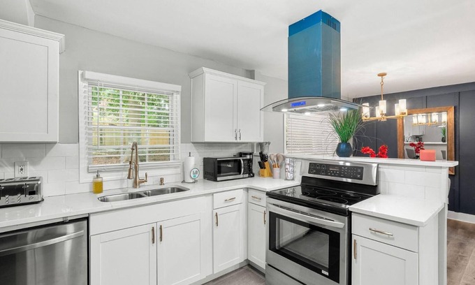 Candler-McAfee House | Sophisticated Comfort by Deity Villas