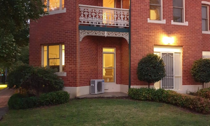Albury House | Sophisticated Elegance at the Gardens- stunning, central townhouse with parking - Stunning three bedroom townhouse in the heart of Albury
