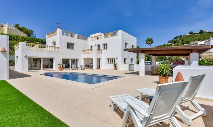 Empedrola Villa | SORENSEN Spacious villa with private pool