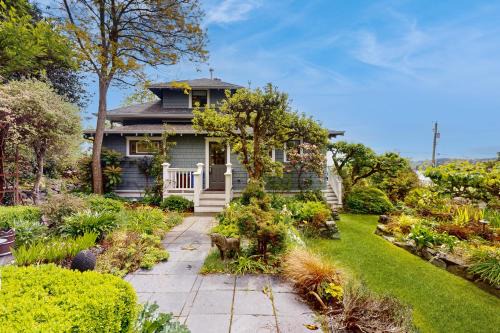 Kingston House | Soundfront Serenity