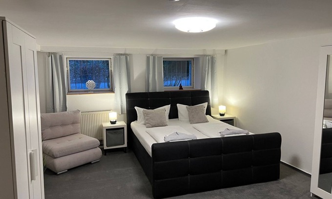 Gehlsdorf Apartment | Souterrain Apartment - Erdgeschoss - Einfaches Souterrain Monteur-apartment mit Sauna + Garten