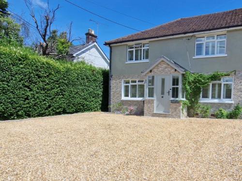 New Forest District House | South Coast New Forest Holiday Home-4 Bed-Sleeps 8-Spacious-Parking-EV Dock-Large Garden-Playground-Great for Families-Groups-Professionals
