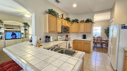Calabay Parc House | South face Private spa and pool, games room, WiFi, washer dryer, 11 miles to Disney