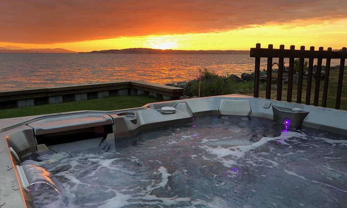 Maxwelton House | South facing, beach house 20 feet from the water! Kayaks and a brand new hot tub