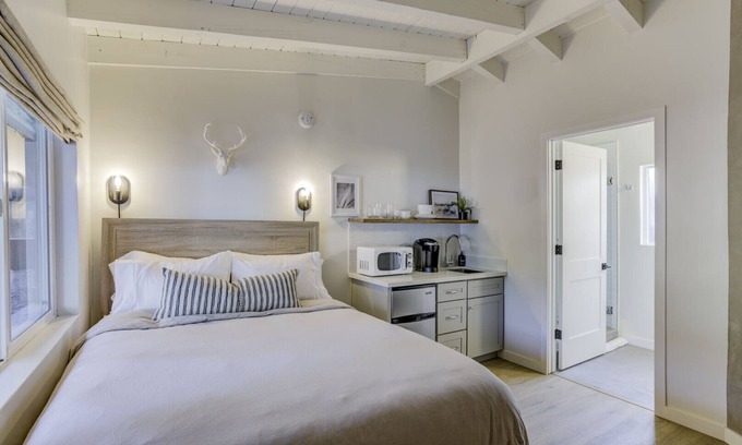 Lakeside Park Apartment | South Lake Chalet #3-New Boutique Suite-Minutes to Heavenly & Lake Tahoe
