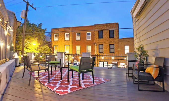 Passyunk Square House | South Philly, Roof Deck, Pool Table, Sleeps up to 7