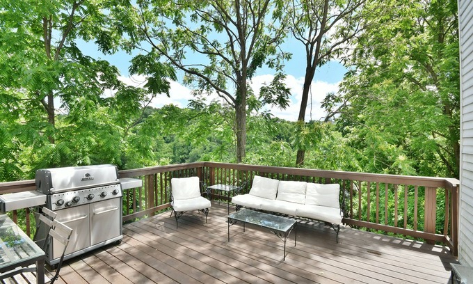 South Side Slopes House | South Side House w/Parking, Outdoor Space & Fire Pit!