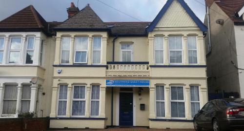 Westcliff-on-Sea House | Southend Guest House - Close to Beach, Train Station & Southend Airport