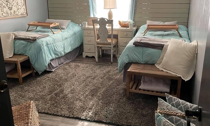 St. Joseph Apartment | Southern Charm 2 bedroom family suite sleeps 4 located close to Champaign-Urbana