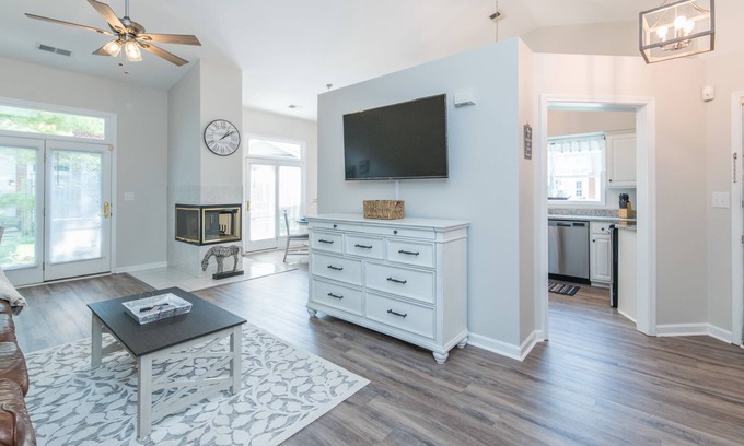 Lexington House | Southern Charm- Spacious Townhome Close to UK
