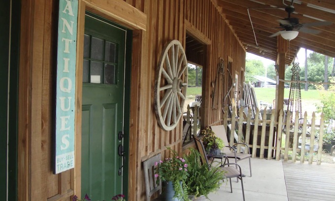 Murfreesboro Cabin | Southern Comfort Cabin- minutes from the river and the lake!