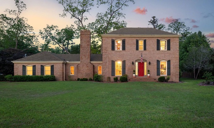 Waycross House | Southern Comfort In town-pool table- patio-bbq-pong-wet bar-free max/prime tv.