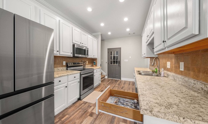 Warner Robins House | Southern Delight-4 Bed Room-7 beds- Private Backyard-Great for Larger Groups