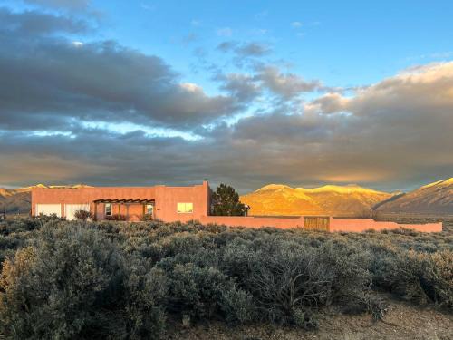 El Prado House | Southwest Home with 360-Degree Mtn View, Ski Nearby!