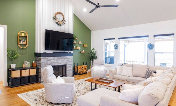 McLennan County House | SPA 5 TVs 2 LR Arcade 5 Acres