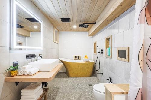 Parkdale Apartment | Spa Oasis in Toronto's Heart-Free Parking! and Pet Friendly