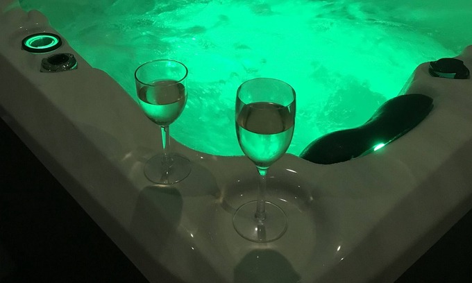 Oxley Island House | Spa Retreat on Oxley,breakfast,pool,wifi, fire pit