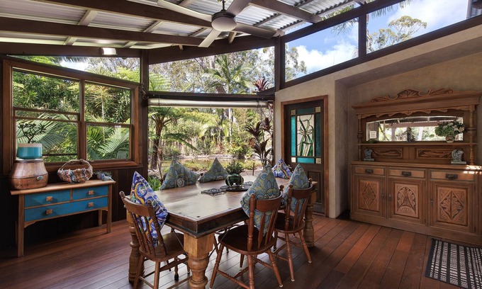 Doonan House | Spa with tropical garden view, cozy fireplace - Beach 10km - Eumundi Markets 6km