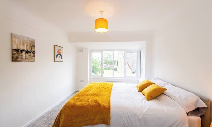 Hunts Cross House | Spacious 3-Bed by Beatles Attractions & Transport