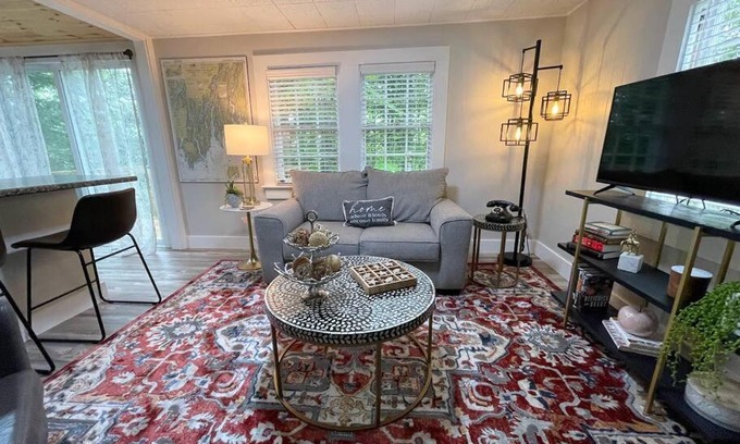 Edgecomb House | Spacious 1 Bedroom Cottage Close to Everything 3