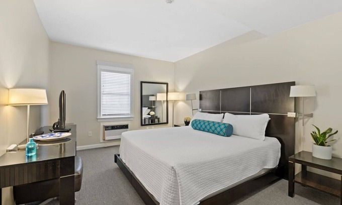 Falmouth Heights Condo | Spacious 1-Bedroom with King & Double Beds (301)