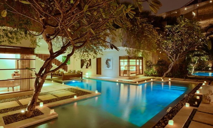 Laksmana Villa | Spacious 10BR Luxury Villa Located In Eat St, Seminyak! 7Min Walk To The Beach!