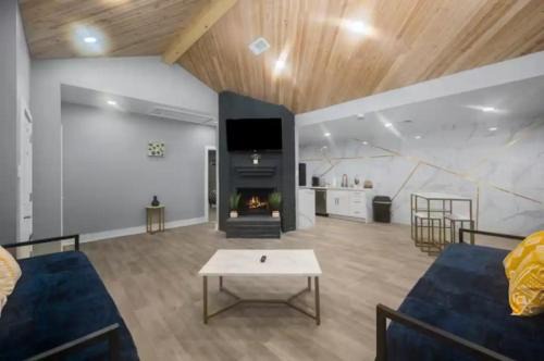 Houston Apartment | Spacious 1BR Galleria Apt with Pool & Free Park