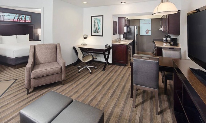 Las Colinas Hotel | Spacious 1BR King w/Pool Access 1 mile from Irving Convention Center